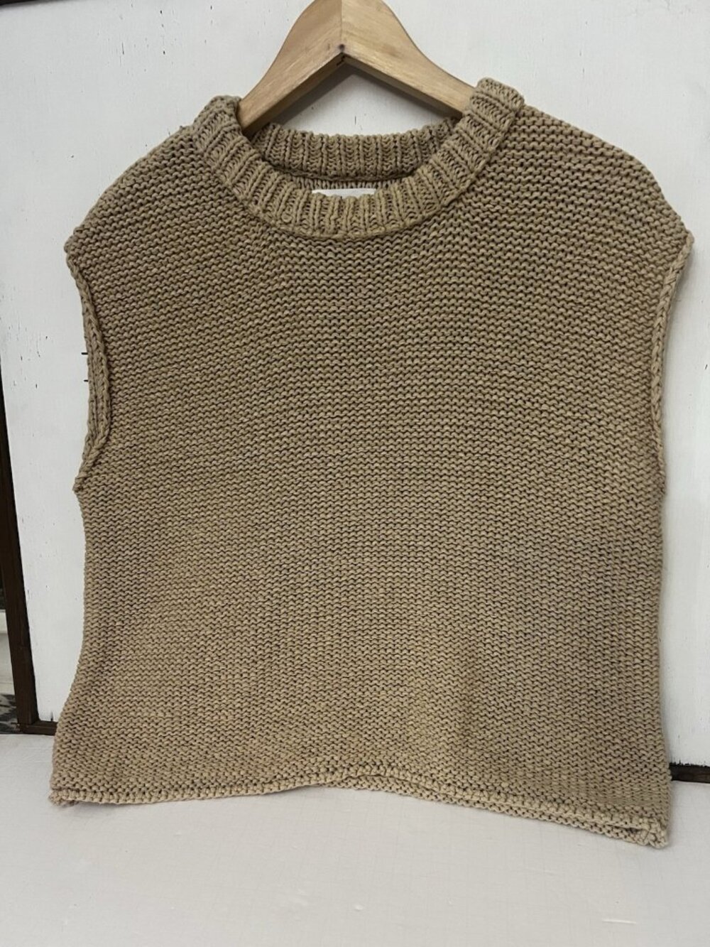 Velvet by Graham Spencer Women Beige Knit Sleeveless Sweater Tank Size XS.    Gg